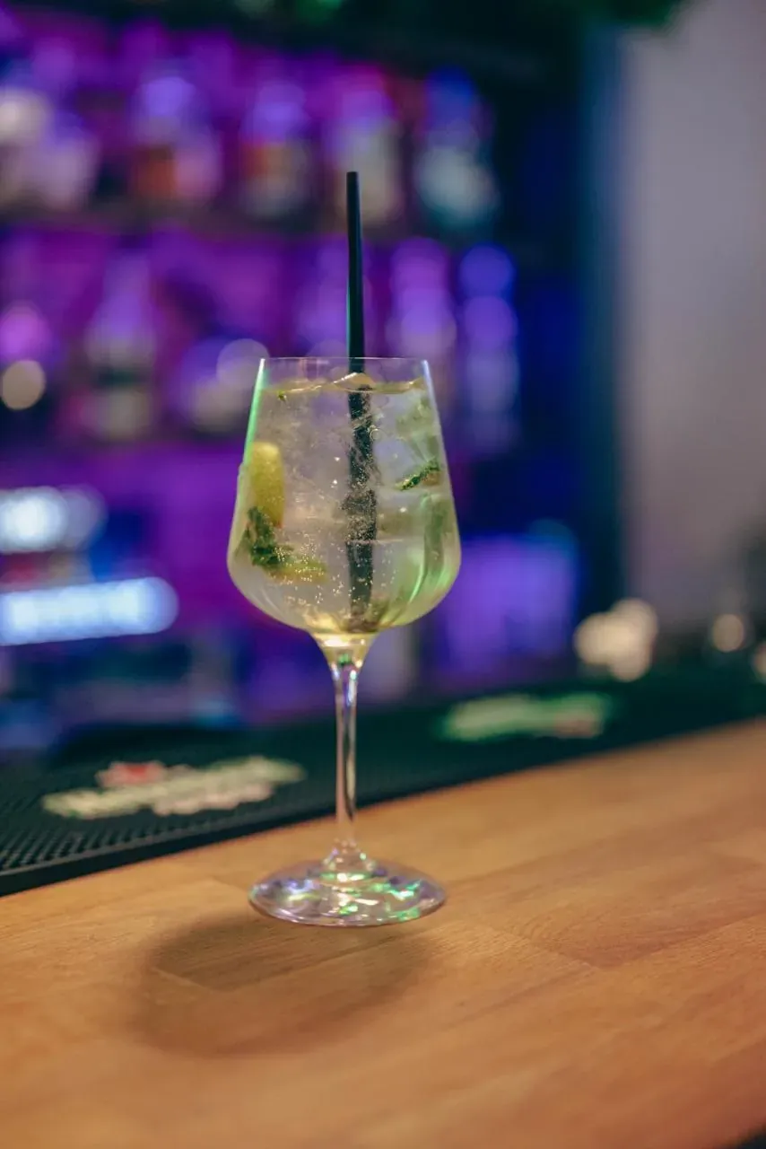 Old Town Gin Tonic în pahar balon