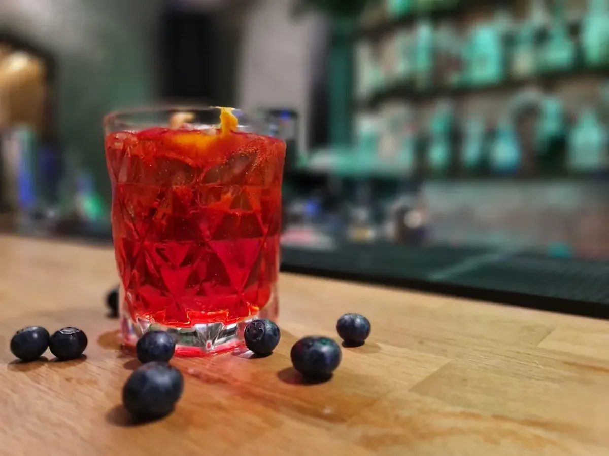 Negroni cu afine, pe bar