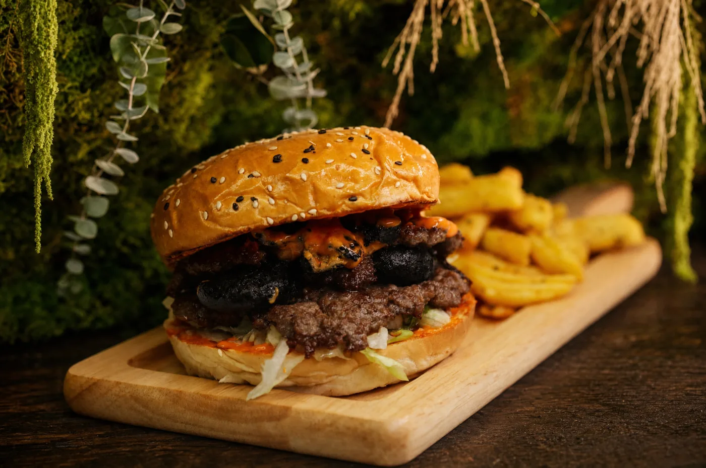 Old Town Burger pe placă de lemn, cu cartofi prăjiți