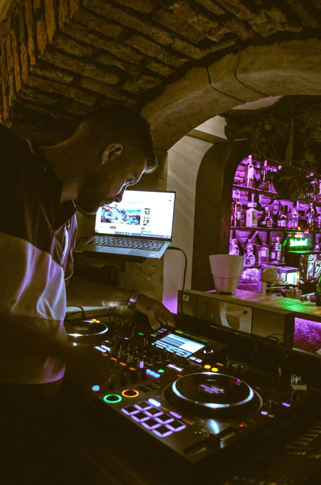 Pupitrul DJ în arcada de piatră