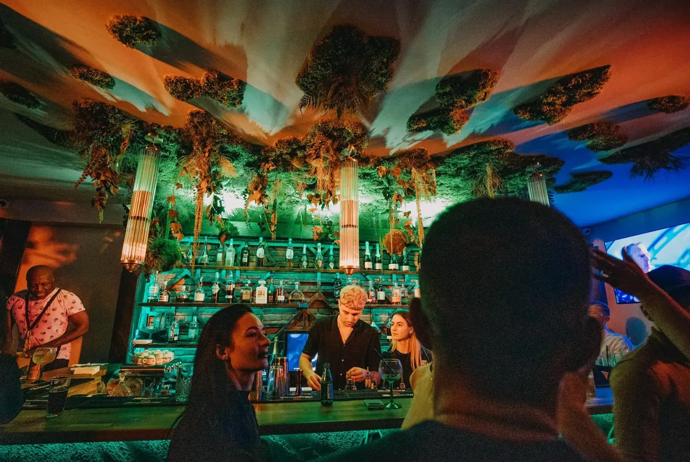 Bar plin într-o seară de sâmbătă